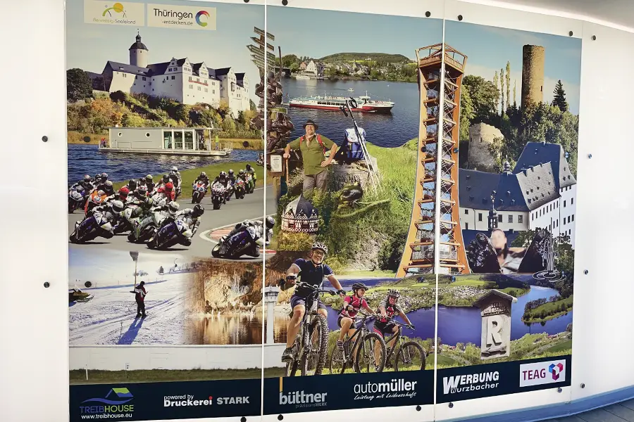 Collage mit Freizeitaktivitäten und Sehenswürdigkeiten in Thüringen, darunter Motorradrennen, Radfahren, Wandern, Hausboot auf dem See, Burgen und ein Aussichtsturm.