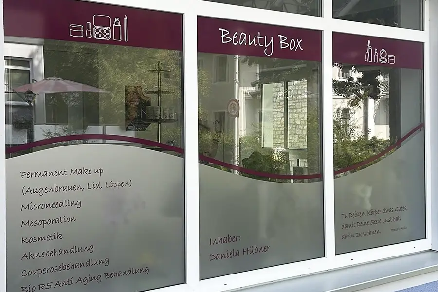 Schaufenster eines Beauty-Studios mit Dienstleistungen wie Permanent Make-up, Microneedling und Anti-Aging-Behandlung, Inhaberin Daniela Hübner.